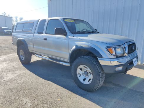 Used 2004 Toyota Tacoma 4x4 Xtracab image 2