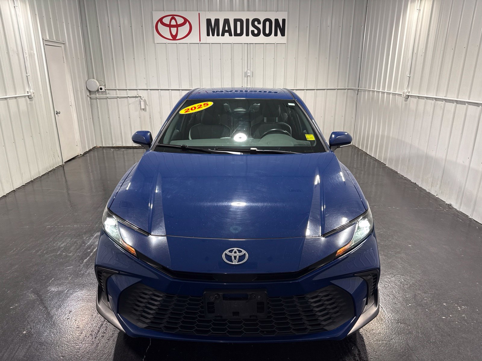 Used 2025 Toyota Camry SE FWD image 7