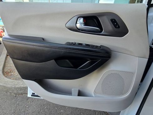 Certified 2022 Chrysler Pacifica Touring-L FWD image 19