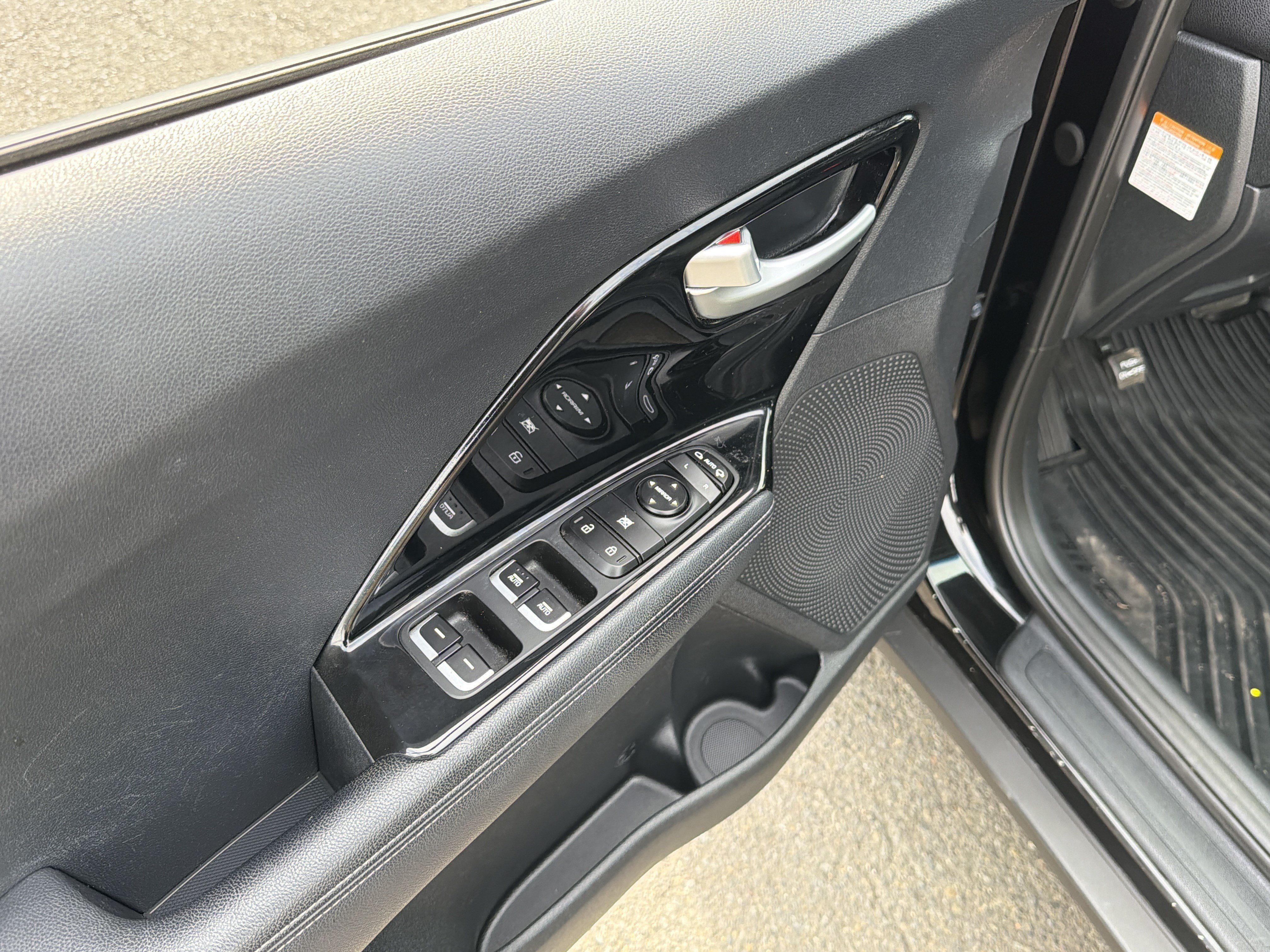 Used 2018 Kia Niro EX FWD image 12