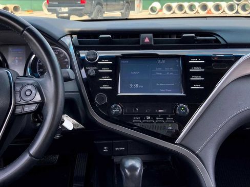 Used 2018 Toyota Camry SE FWD image 6