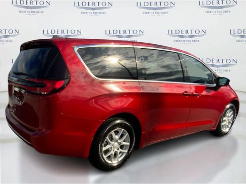 New 2026 Chrysler Pacifica Select image 5