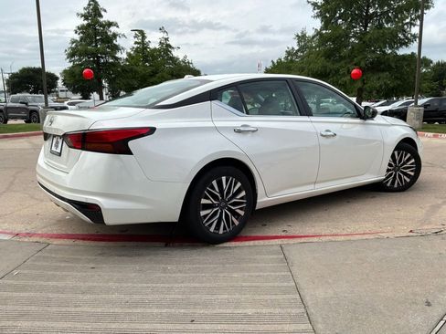 Used 2025 Nissan Altima 2.5 SV FWD image 6