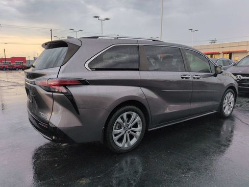 Certified 2022 Toyota Sienna Platinum FWD image 5