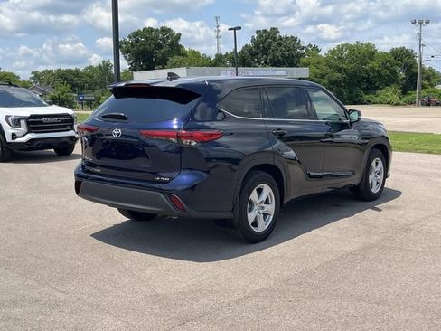 Used 2022 Toyota Highlander LE AWD/4WD image 4