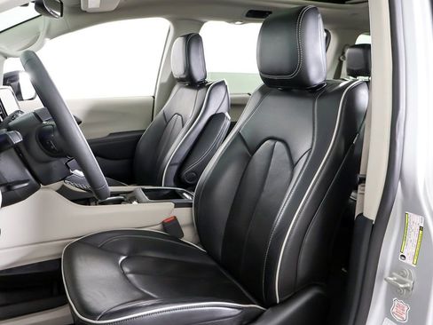 Used 2024 Chrysler Pacifica Limited FWD image 33