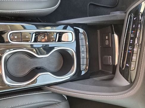 Used 2023 Buick Envision Essence image 39