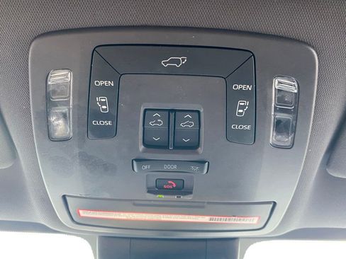 Used 2022 Toyota Sienna XSE FWD image 25