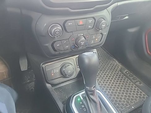 Used 2023 Jeep Renegade Latitude AWD/4WD image 16