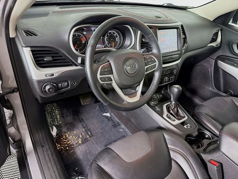 Used 2017 Jeep Cherokee Trailhawk AWD/4WD image 9