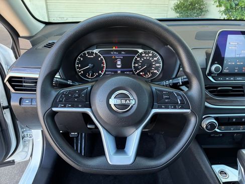 Used 2025 Nissan Altima 2.5 SV FWD image 29