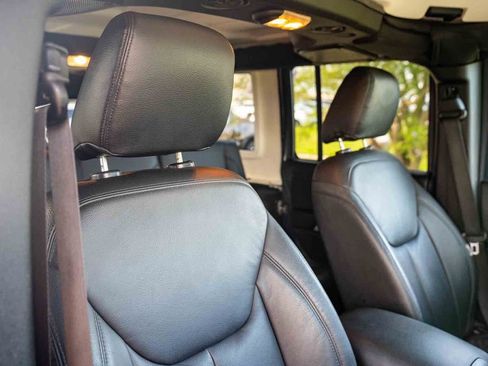Used 2016 Jeep Wrangler Unlimited Rubicon w/ Connectivity Group AWD/4WD image 28