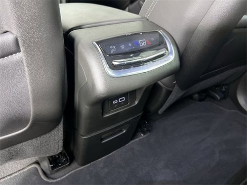 Used 2025 Cadillac XT6 Luxury image 22