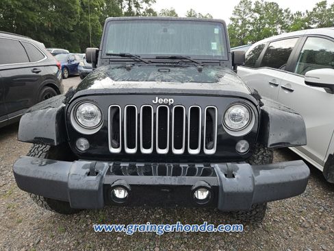 Used 2017 Jeep Wrangler Unlimited Sahara w/ Dual Top Group AWD/4WD image 3