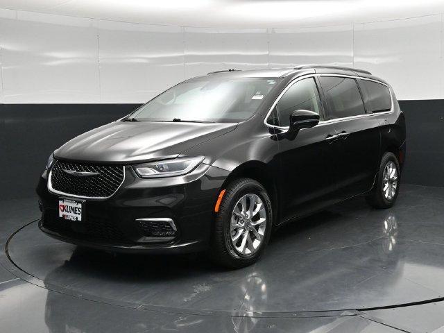 Certified 2022 Chrysler Pacifica Touring-L AWD/4WD image 7