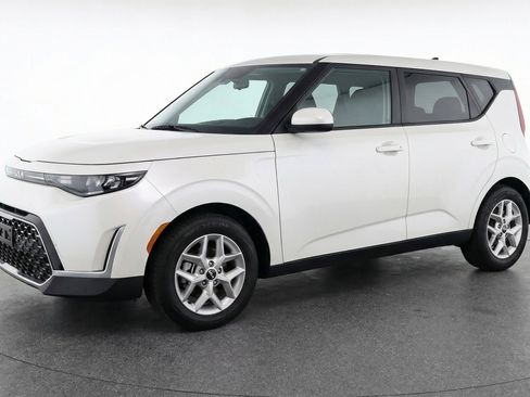 Used 2025 Kia Soul LX w/ LX Technology Package image 3