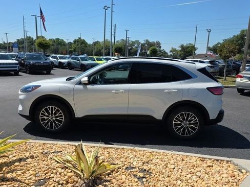 Used 2021 Ford Escape Titanium FWD image 3