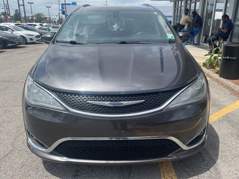 Used 2020 Chrysler Pacifica Touring-L image 1