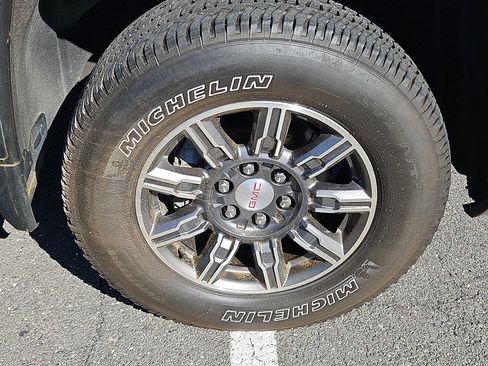 Used 2024 GMC Sierra 1500 AT4 w/ AT4 Premium Package AWD/4WD image 8