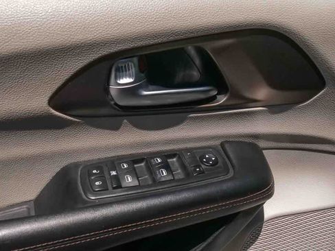 Used 2019 Chrysler Pacifica Touring-L FWD image 13