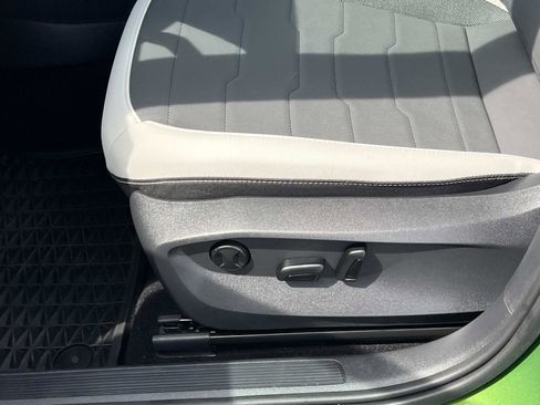 Used 2025 Volkswagen Taos SE w/ Panoramic Sunroof Package image 17