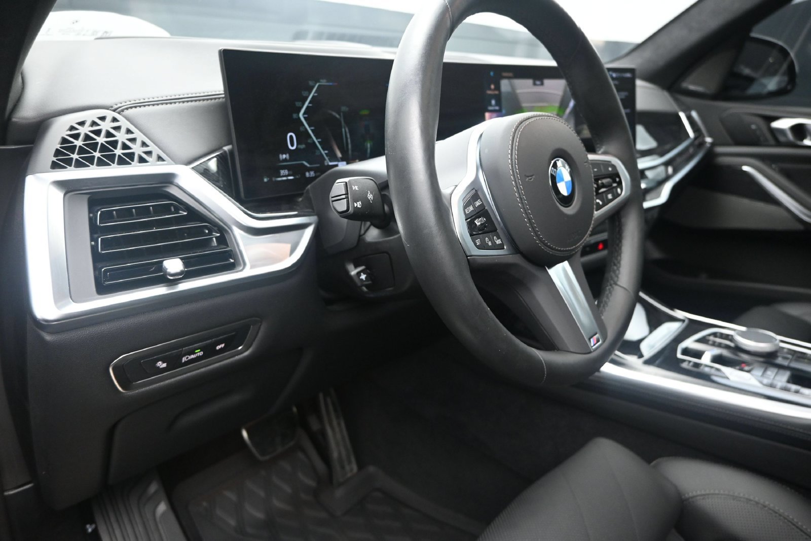 Certified 2026 BMW X7 xDrive40i w/ M Sport Package AWD/4WD image 12