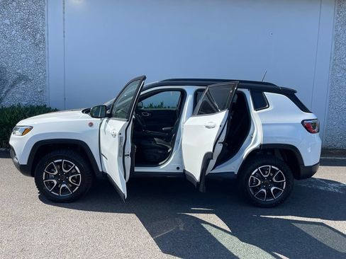 Used 2025 Jeep Compass Trailhawk AWD/4WD image 16