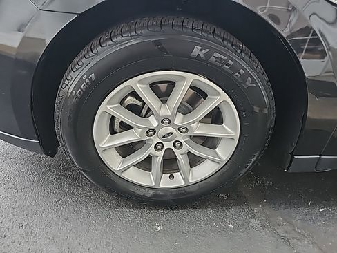 Used 2015 Ford Taurus SE image 8