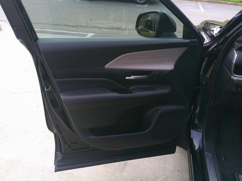 Used 2024 Toyota Grand Highlander Limited image 17