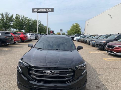 Used 2020 GMC Terrain SLE w/ Driver Convenience Package FWD image 2
