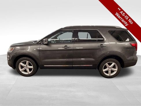 Used 2017 Ford Explorer XLT image 2