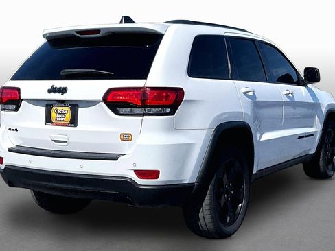 Used 2020 Jeep Grand Cherokee Laredo image 2
