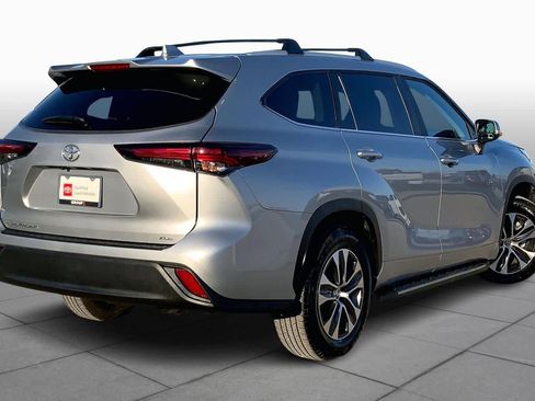 Certified 2025 Toyota Highlander XLE image 12