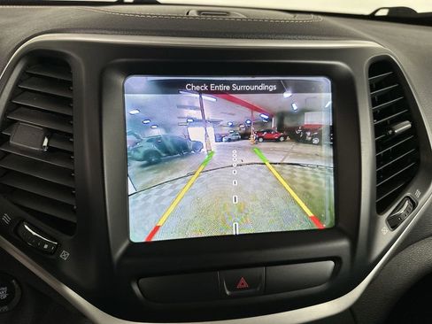 Used 2018 Jeep Cherokee Latitude Plus w/ Cold Weather Group AWD/4WD image 17