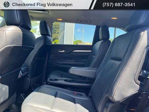 Used 2019 Toyota Highlander XLE AWD/4WD image 27