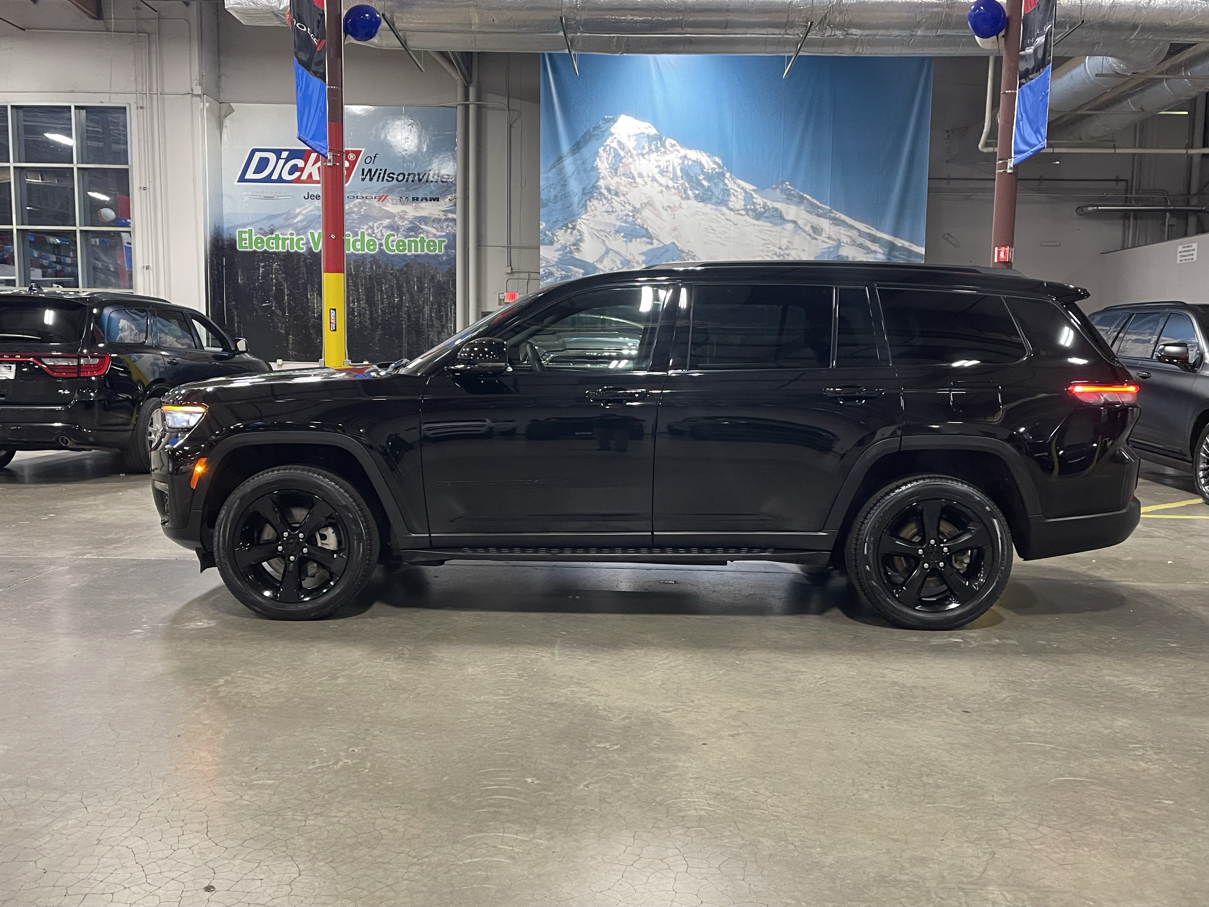 Used 2024 Jeep Grand Cherokee L Limited w/ Luxury Tech Group II AWD/4WD image 2