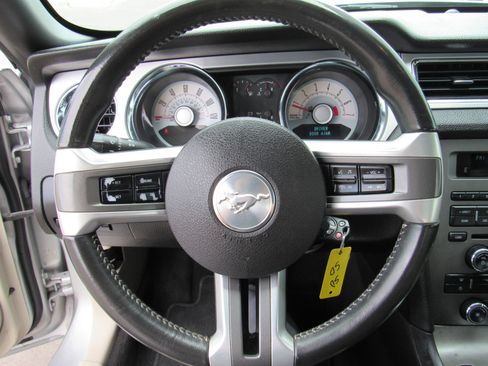 Used 2010 Ford Mustang Convertible RWD image 20