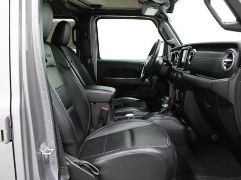 Used 2020 Jeep Gladiator Overland image 32