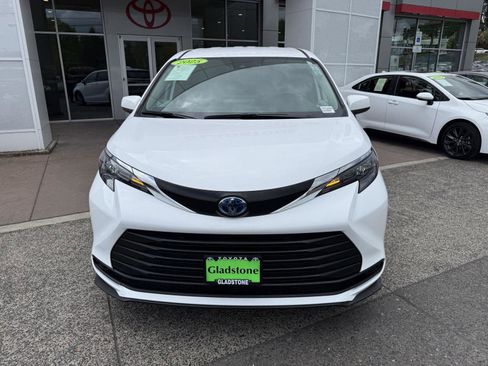 Used 2025 Toyota Sienna LE FWD image 8