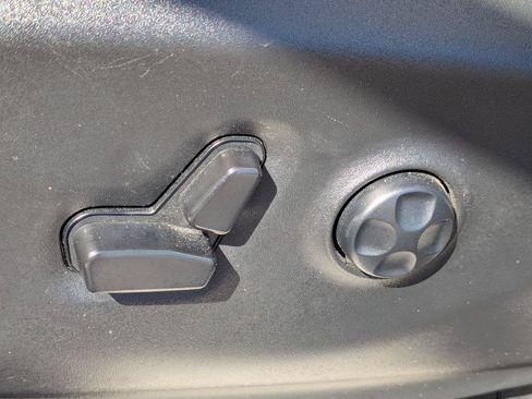 Used 2023 Chrysler Pacifica Touring-L FWD image 29