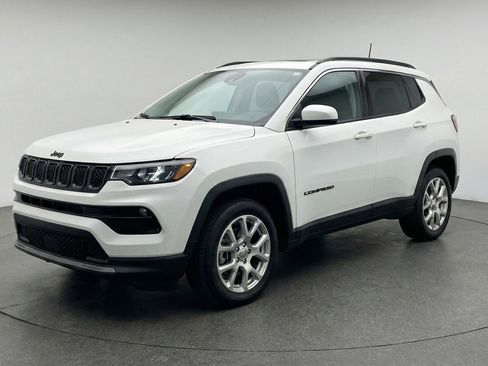 Used 2025 Jeep Compass Limited AWD/4WD image 3