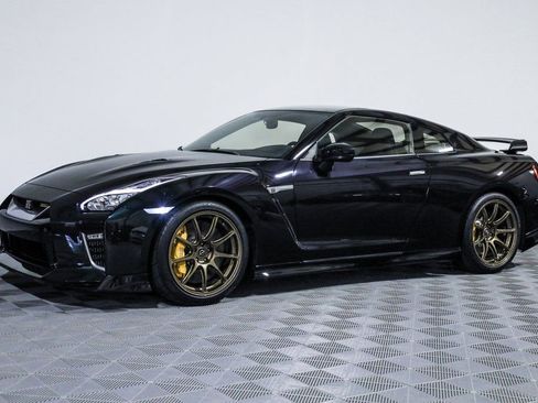 Used 2021 Nissan GT-R Premium image 17