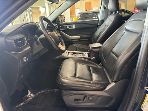 Used 2022 Ford Explorer XLT w/ Equipment Group 202A AWD/4WD image 25