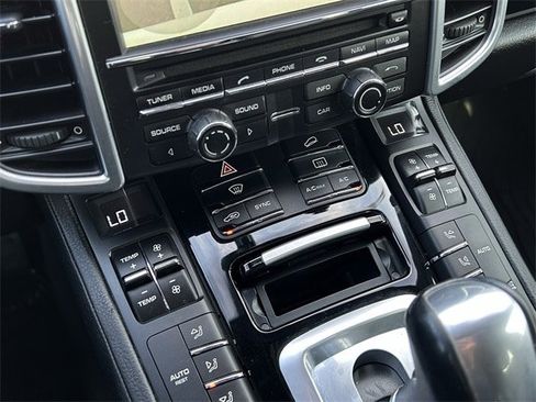 Used 2016 Porsche Cayenne image 19