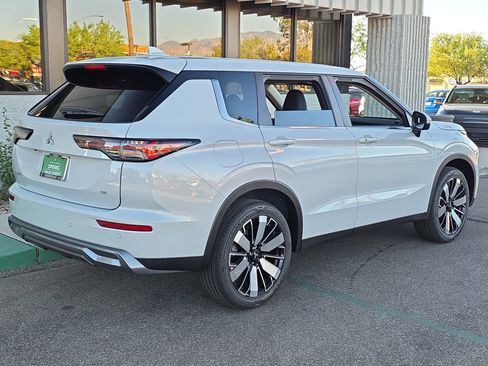 New 2026 Mitsubishi Outlander SE image 7