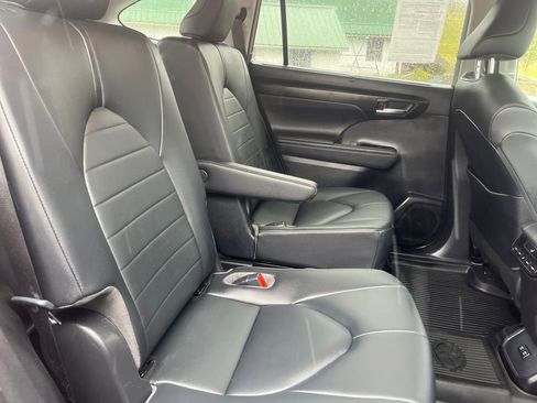 Used 2020 Toyota Highlander XLE AWD/4WD image 36