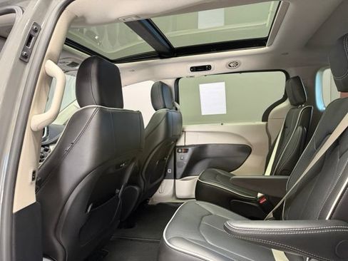 Used 2024 Chrysler Pacifica Limited FWD image 19