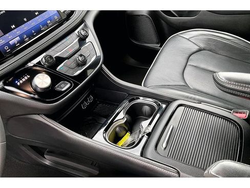 Used 2025 Chrysler Pacifica Limited FWD image 26