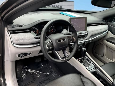 Used 2024 Jeep Compass Latitude image 3