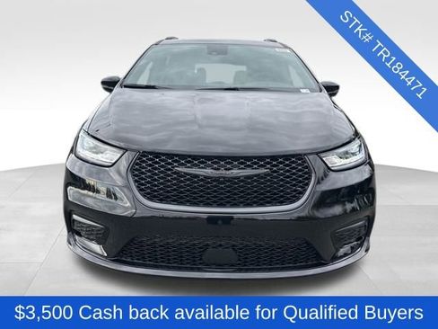 New 2026 Chrysler Pacifica Limited w/ S Appearance Package image 2